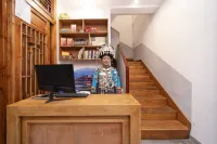 Stilted Building Linjiang Homestay (Fenghuang Ancient Town) - New