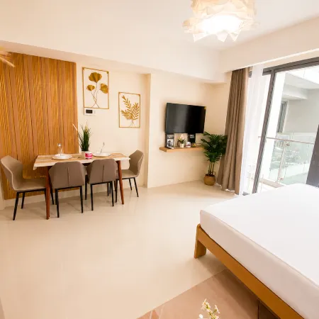 Luxury Condo near NAIA Airport & MOA with free Pool & Gym