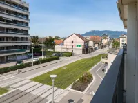 Bright Studio with Balcony, Tram 17, Gaillard, Geneva - Kæledyr tilladt