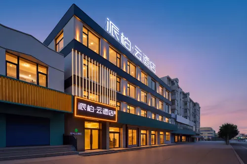 Pebble Hotel (Chifeng Aohan Banner) - parking