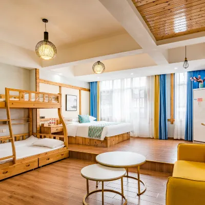 Floral Hotel· · time language hotel Отели рядом с достопримечательностью «Пещера Хуанлун»