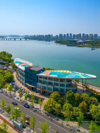 Shenxiangtang Riverview Art Hotel (Suining Dingsheng International Wanda Plaza) Отели рядом с достопримечательностью «Sichuan Suining Normal School»