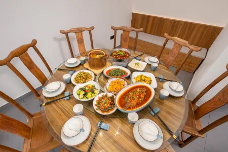 Floral Hotel·Jiuhua Mountain Underbloom Homestay Отели рядом с достопримечательностью «Jiu Hua Shan Dayuan Buddhist Culture Park»