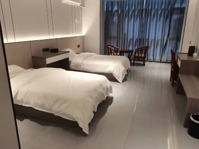 Holiday Inn Newport Hotels near Jiupuxia Scenic Area