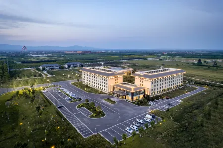 Baoji Fufeng County DiJianNanShan Hot Spring Hotel (Famen Cultural Scenic Area) Отели в г. Фуфэн