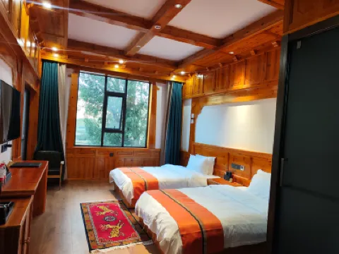 開蔓鉑金酒店（新都橋貢嘎雪山觀景台店） 鄰近牧雲星空野奢營地的酒店