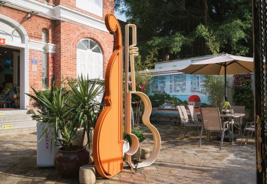 마당의 고양이와 여유