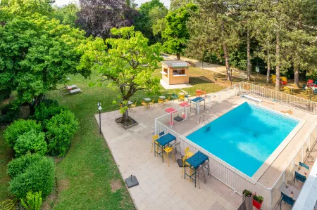 B&B Hotel Lyon Nord 4 étoiles Отели в г. Шазе-д'Азерг