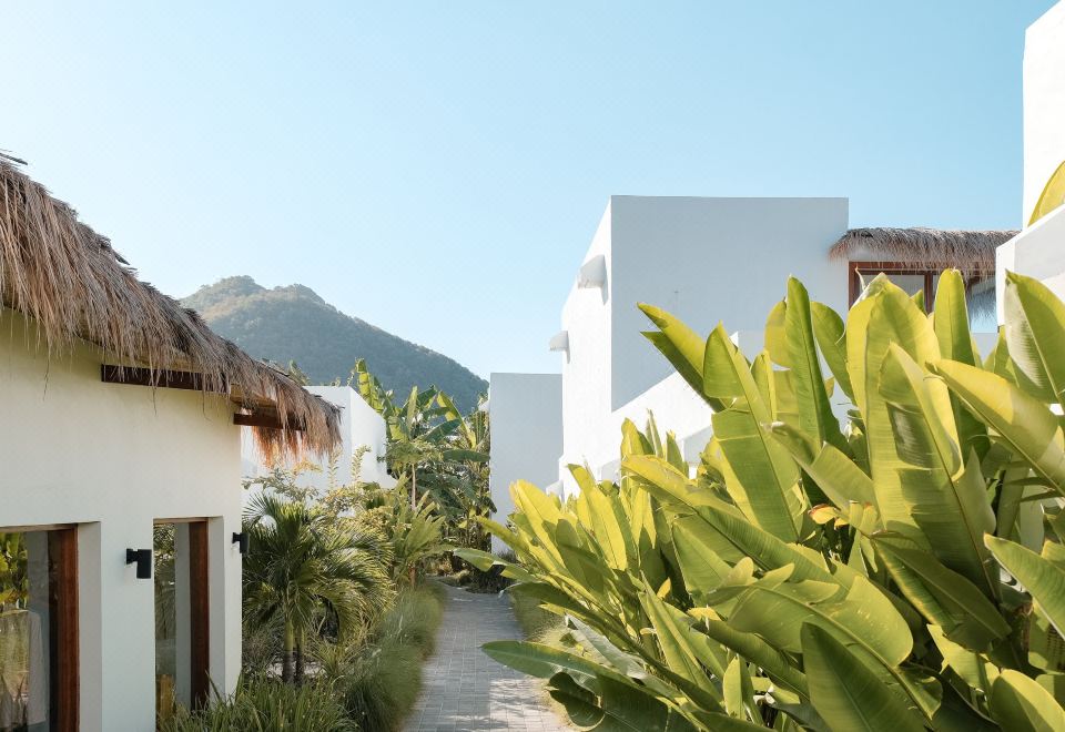 3. 앰버 롬복 비치..