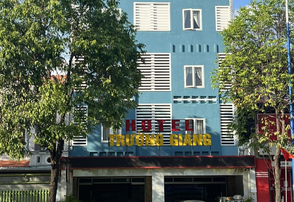 5. Hotel Tr..