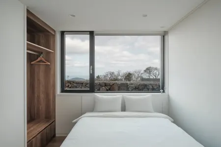 Luxury Villa in Jeju | Private Pool | Hot Tub Отели рядом с достопримечательностью «Mysterious Road»