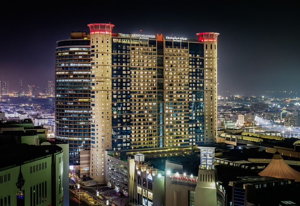 그랜드 밀레니엄 알 와다의 화려한 외관