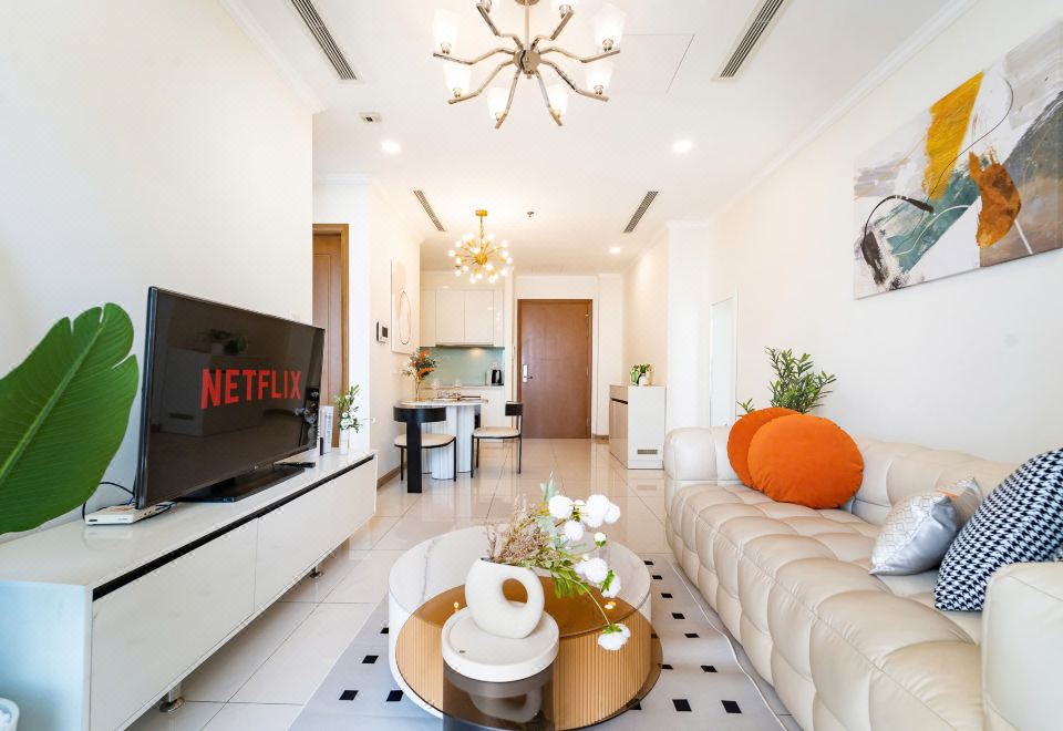 [Premier Condotel Landmark 81의 모던한 거실 공간]