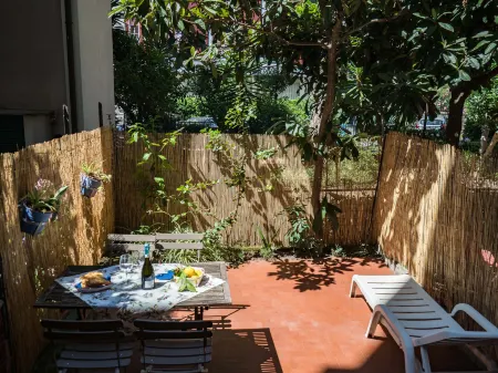 Sciacchetrà Ground Floor Apartment with AC Отели рядом с достопримечательностью «Monterosso public beach (Fegina)»