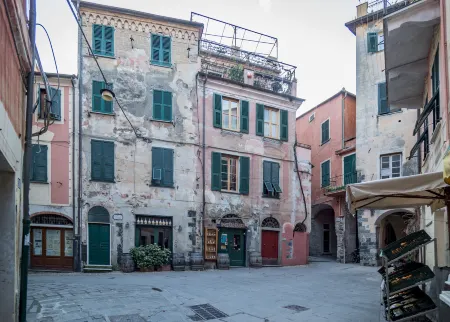 Picabon Apartment with AC Balcony Отели рядом с достопримечательностью «Monterosso public beach (Fegina)»