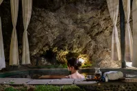 Mengyuan RESOR 360° View Hotel: Starry Pool & Hot Spring, Shili Gallery Yulong River - น้ำพุร้อน