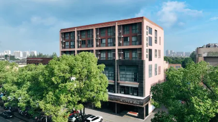 Starry Sky Fashion Hotel (Suzhou Weiting Fortune Center Branch) Отели рядом с достопримечательностью «Yangcheng Lake Lotus Island»