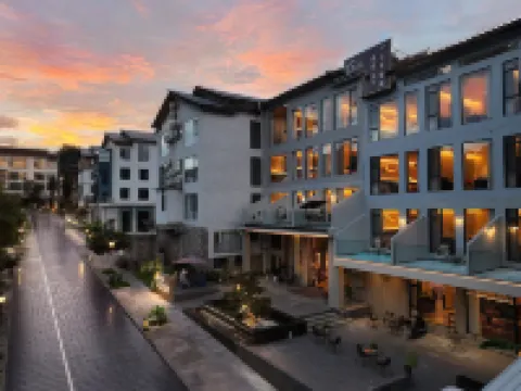 Libo Xiaoqikong Manga Rhythm: Thirteen Months Meeting in the Courtyard Hotels in Libo