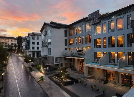 Libo Xiaoqikong Manga Rhythm: Thirteen Months Meeting in the Courtyard