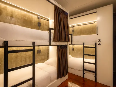 ห้องพักรวมชายหญิง 4 เตียง - ห้องน้ำรวม