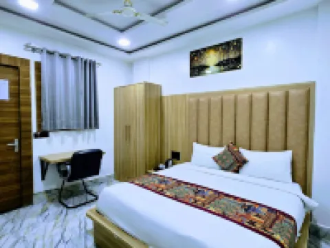 HOTEL AARAV GRAND โรงแรมในมธุระ