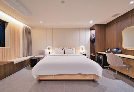 수원 하운드 호텔의 심플하고 깔끔한 객실