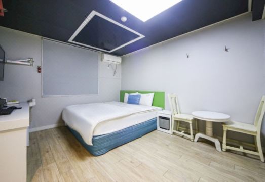 부산 대연동 Z 모텔의 깔끔한 객실 내부