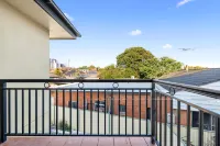 Peaceful Rooms – Easy Access to Transit & Local Stores