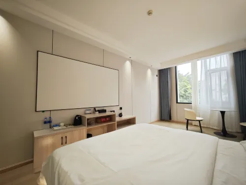 Yibo Hotel (Mengzi Nanhu Park Xintiandi Pedestrian Street)