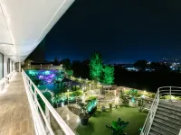 Cruise Hotel Отели рядом с достопримечательностью «Станция метро Грмагеле»