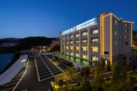 Guiyang Riverside Grand Court Hotel (Guiyang East Railway Station Normal University Subway Station) โรงแรมใน