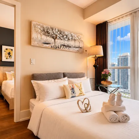 DT2BR2BA CN tower &lake view/ parking king bed