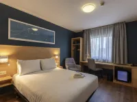Travelodge Madrid Arturo Soria Hotels near Ciudad Lineal