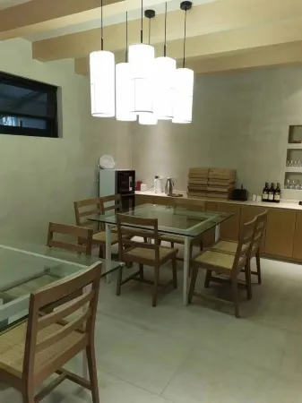 Xinmi Rock resort hotel Отели рядом с достопримечательностью «Fengquan Lake Scenic Area»