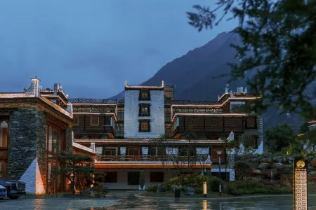 Danba Jiarong College Homestay Отели в г. Даньба