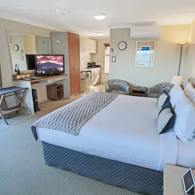 Whangaparaoa Lodge Hotels near Orewa Beach