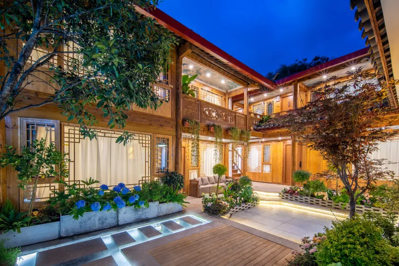 Yuntai Light Luxury Designer Inn (Lijiang Ancient City Mufu Branch)