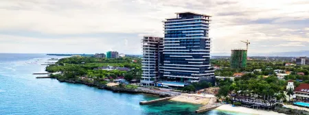 The Reef Island Resort Mactan, Cebu Отели рядом с достопримечательностью «Мактан»