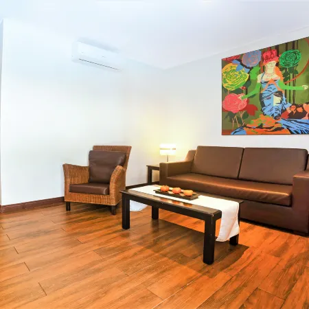 Court Meridian Hotel & Suites