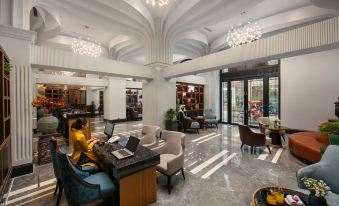 MAY DE VILLE Lakeside Hotel