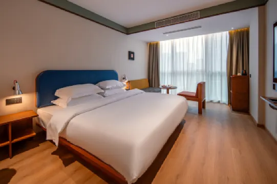 BLOOM BLUE Hotel (Leshan High-speed Railway Station Shihao Plaza) Hotels near Leshan Railway Station