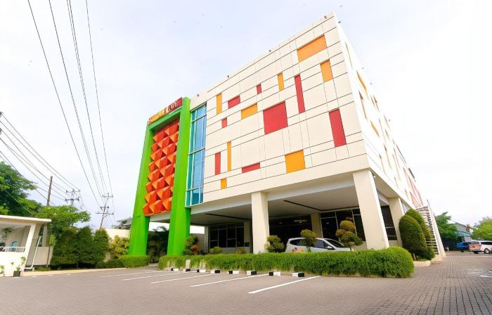 Front One Hotel Purwodadi