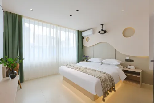 Yunduo · Designer Intelligent Cinema Homestay (Yanji Yanbian University West Market Branch)