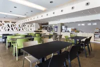 B&B HOTEL Madrid Aeropuerto T1 T2 T3 - breakfast
