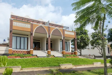 Salma Syariah by TwoSpaces, Bogor Отели рядом с достопримечательностью «Таман Сафари Индонезия Богор»