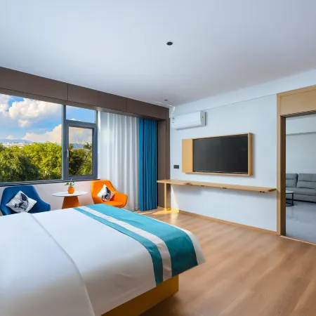 Jifeng Holiday Hotel (Ruili Fortune Plaza)