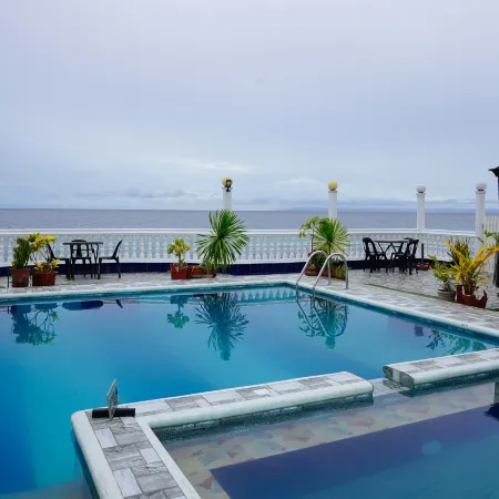 RedDoorz Plus @ Billys Resort Oslob