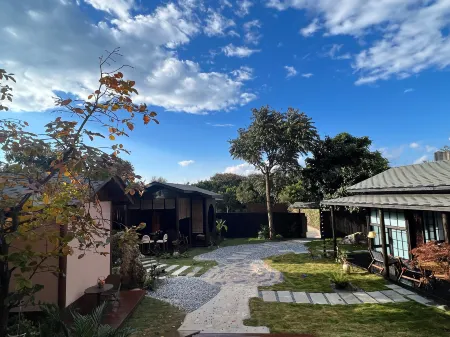 Fuxian Lake Cloud One and Two Homestays Отели рядом с достопримечательностью «Fuxian Lake Shijia Cherry Blossom Garden»