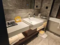 The GiorgioMorandi Hotels (Zhangqiu District Government Affairs Center Baicheng University Town) Hotel berhampiran Zhang Qiu City Museum