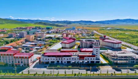 Yak Holiday HotelHoliday Hotel (Hongyuan Silver Pearl Square Branch) Отели рядом с достопримечательностью «Ruixiang Tower»